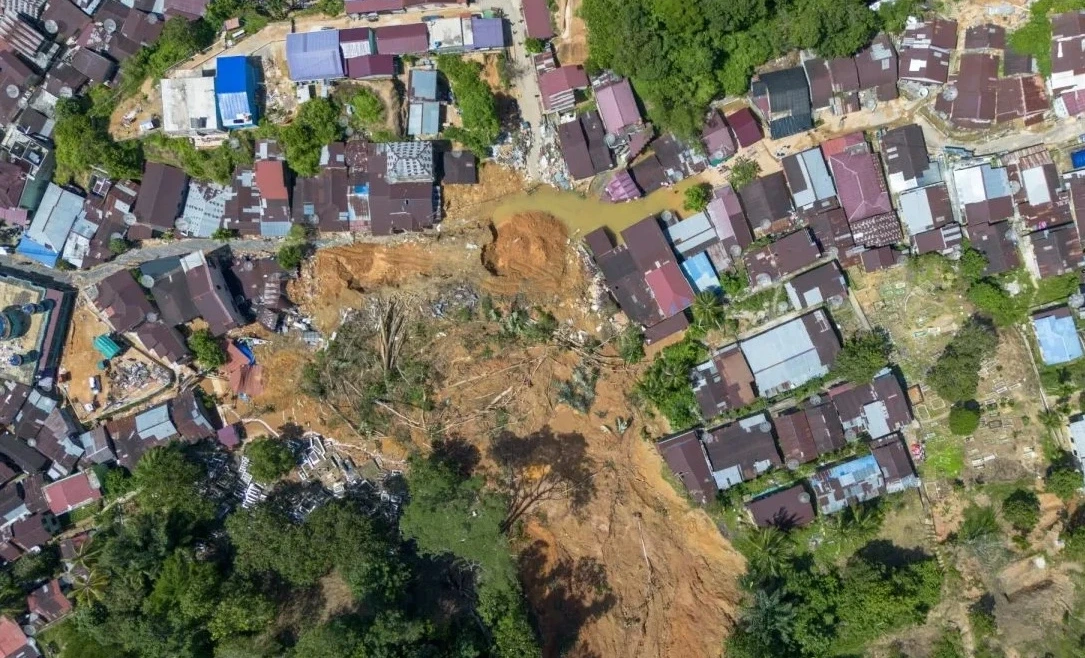 Foto udara dampak banjir bandang yang melanda pemukiman penduduk di Jalan Murai, Sibolga, Sumatera Utara, Minggu (30/11). ANTARA FOTO/Muhammad Irsal