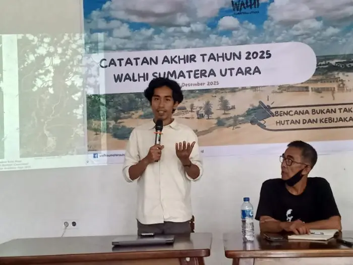 Direktur Eksekutif Walhi Sumut, Rianda Purba (kemeja putih). (Foto: Deddy/Mistar)