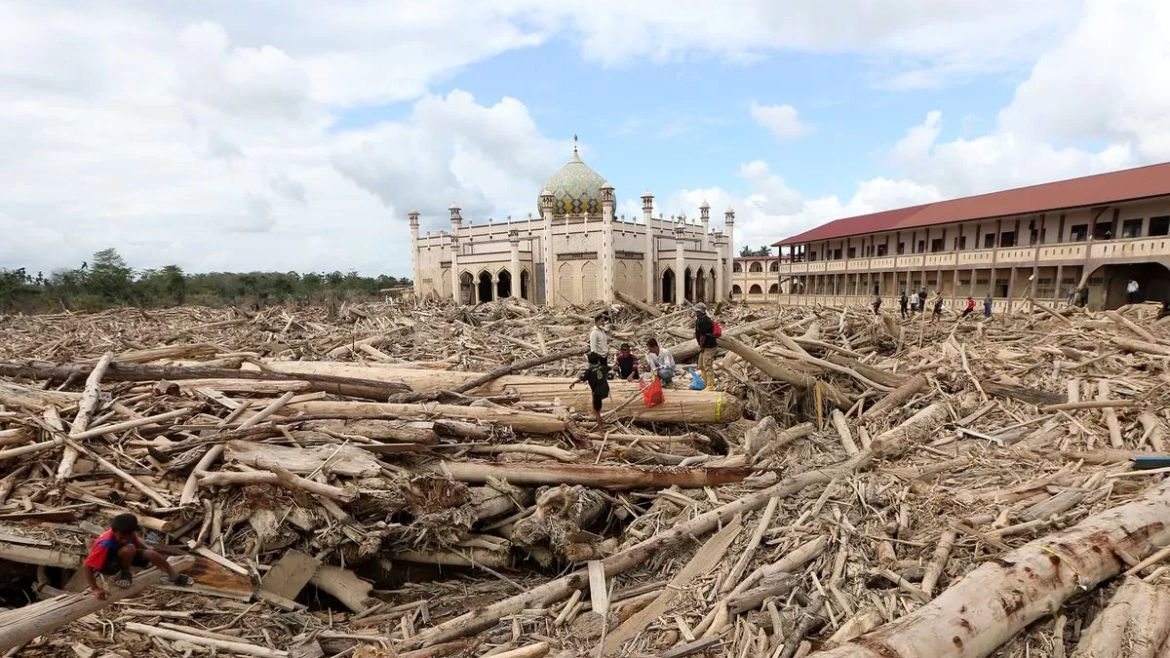 Ilustrasi bencana Sumatera. (f: kompas.com) Artikel ini adalah bagian dari Mitra Promedia Group dan sudah tayang dengan judul "Sumatera Babak Belur, Duit Bank Tetap Ngebut, Walhi Bongkar Aliran US$42,9 Miliar" Baca selengkapnya di: https://www.sawitku.id/nasional/81417558525/sumatera-babak-belur-duit-bank-tetap-ngebut-walhi-bongkar-aliran-us429-miliar