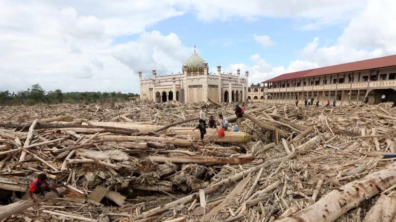 Ilustrasi bencana Sumatera. (f: kompas.com) Artikel ini adalah bagian dari Mitra Promedia Group dan sudah tayang dengan judul "Sumatera Babak Belur, Duit Bank Tetap Ngebut, Walhi Bongkar Aliran US$42,9 Miliar" Baca selengkapnya di: https://www.sawitku.id/nasional/81417558525/sumatera-babak-belur-duit-bank-tetap-ngebut-walhi-bongkar-aliran-us429-miliar