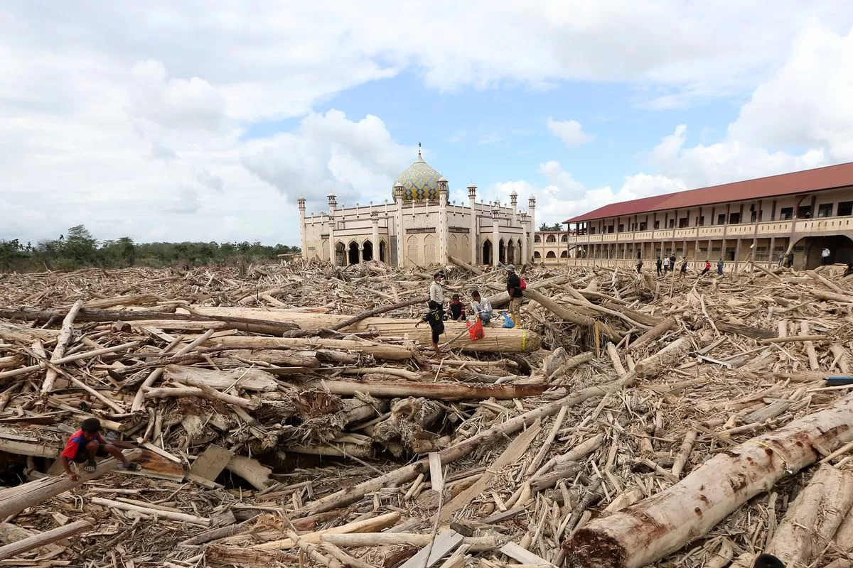 Ilustrasi bencana Sumatera. (f: kompas.com) Artikel ini adalah bagian dari Mitra Promedia Group dan sudah tayang dengan judul "Sumatera Babak Belur, Duit Bank Tetap Ngebut, Walhi Bongkar Aliran US$42,9 Miliar" Baca selengkapnya di: https://www.sawitku.id/nasional/81417558525/sumatera-babak-belur-duit-bank-tetap-ngebut-walhi-bongkar-aliran-us429-miliar