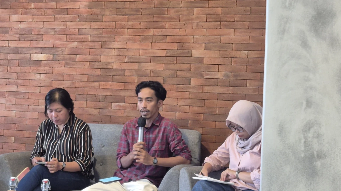 Diskusi WALHI soal pembukaan lahan oleh PT Toba Pulp Lestari, yang menyebabkan kerusakan ekologis serius di kawasan Tapanuli. (Owrite.id/Iren Natania)