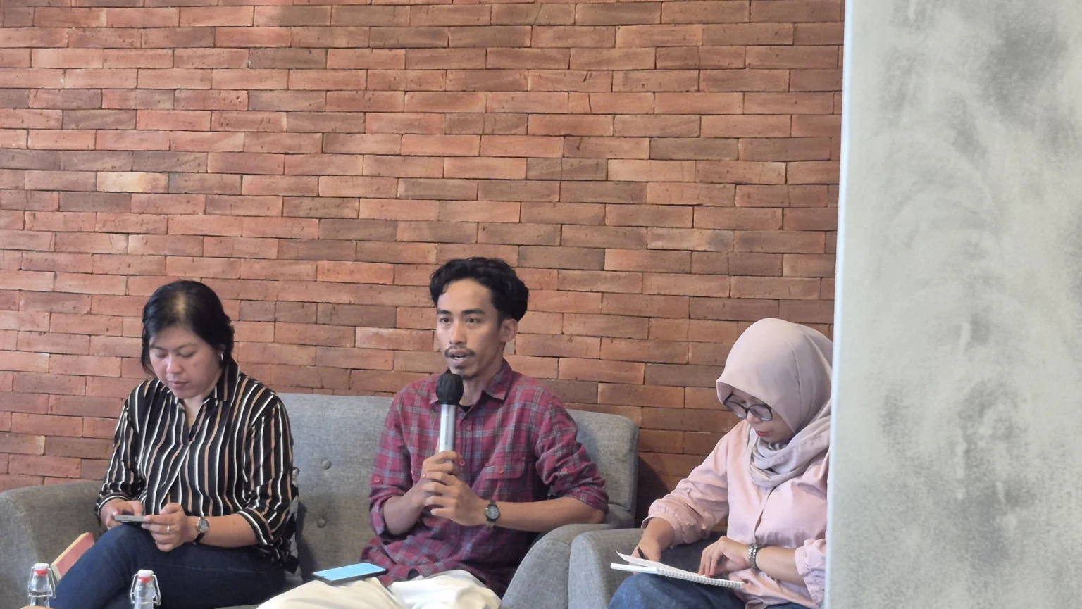 Diskusi WALHI soal pembukaan lahan oleh PT Toba Pulp Lestari, yang menyebabkan kerusakan ekologis serius di kawasan Tapanuli. (Owrite.id/Iren Natania)